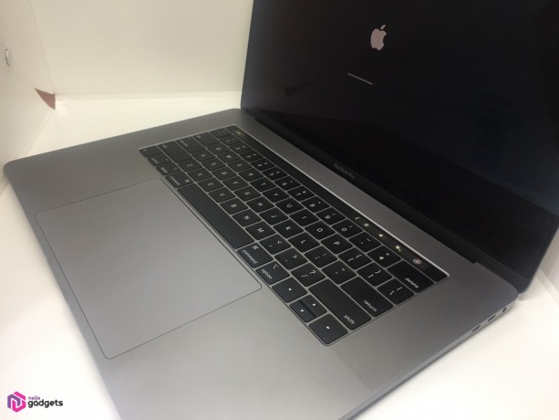 apple-macbook-pro-15-2018-touchbar-i9-16gb-ram-500gb-ssd-amd-radeon-pro-560-4gb-big-4