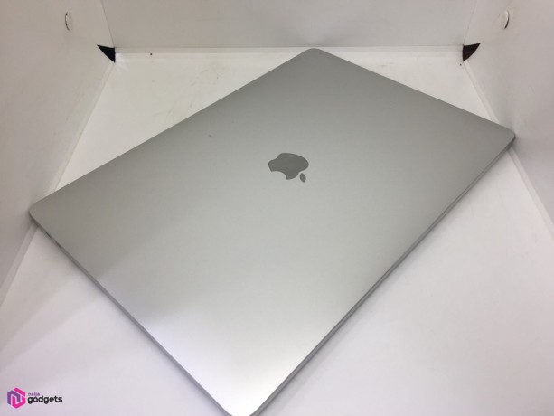 apple-macbook-pro-15-2017-touchbar-i7-16gb-ram-1tb-ssd-amd-radeon-pro-560-4gb-big-2