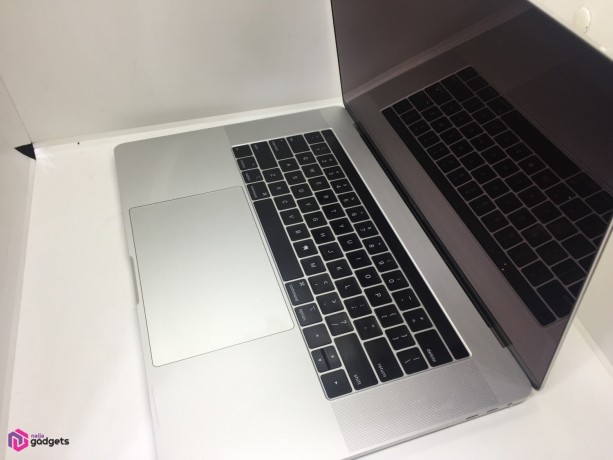 apple-macbook-pro-15-2017-touchbar-i7-16gb-ram-1tb-ssd-amd-radeon-pro-560-4gb-big-1